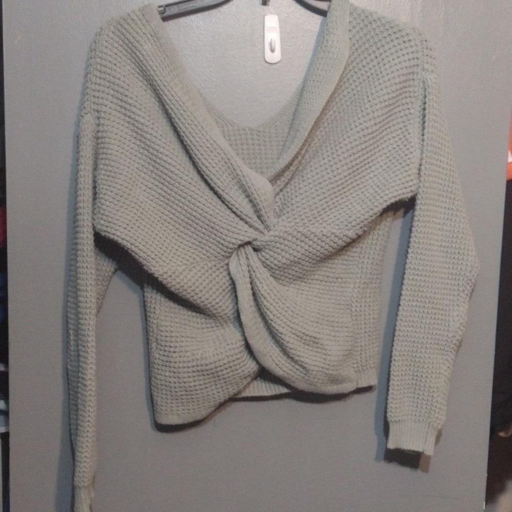 Moon and Madison front knotted sweater size small